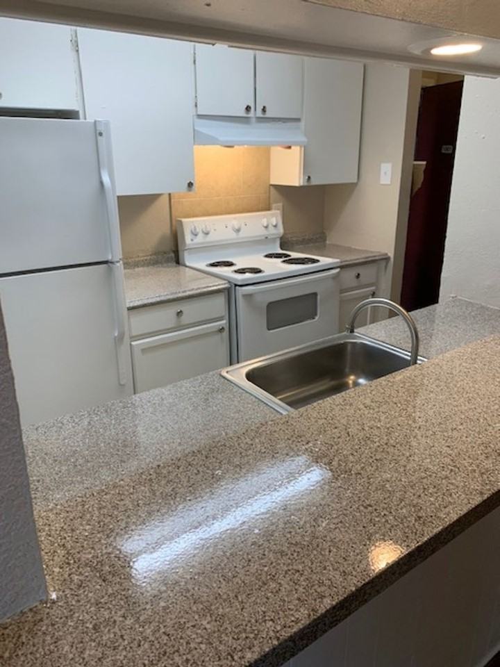 Santa Monica Apartments - Photo 7 of 12