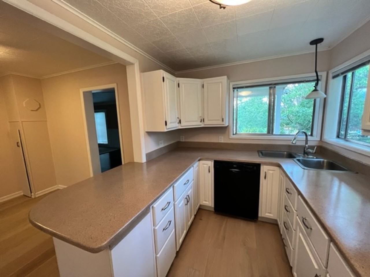 140 Se Oak St - Photo 5 of 10