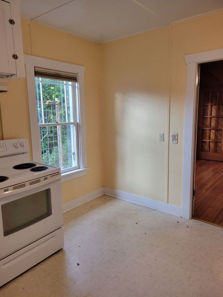 1255 32nd St - Photo 3 of 17