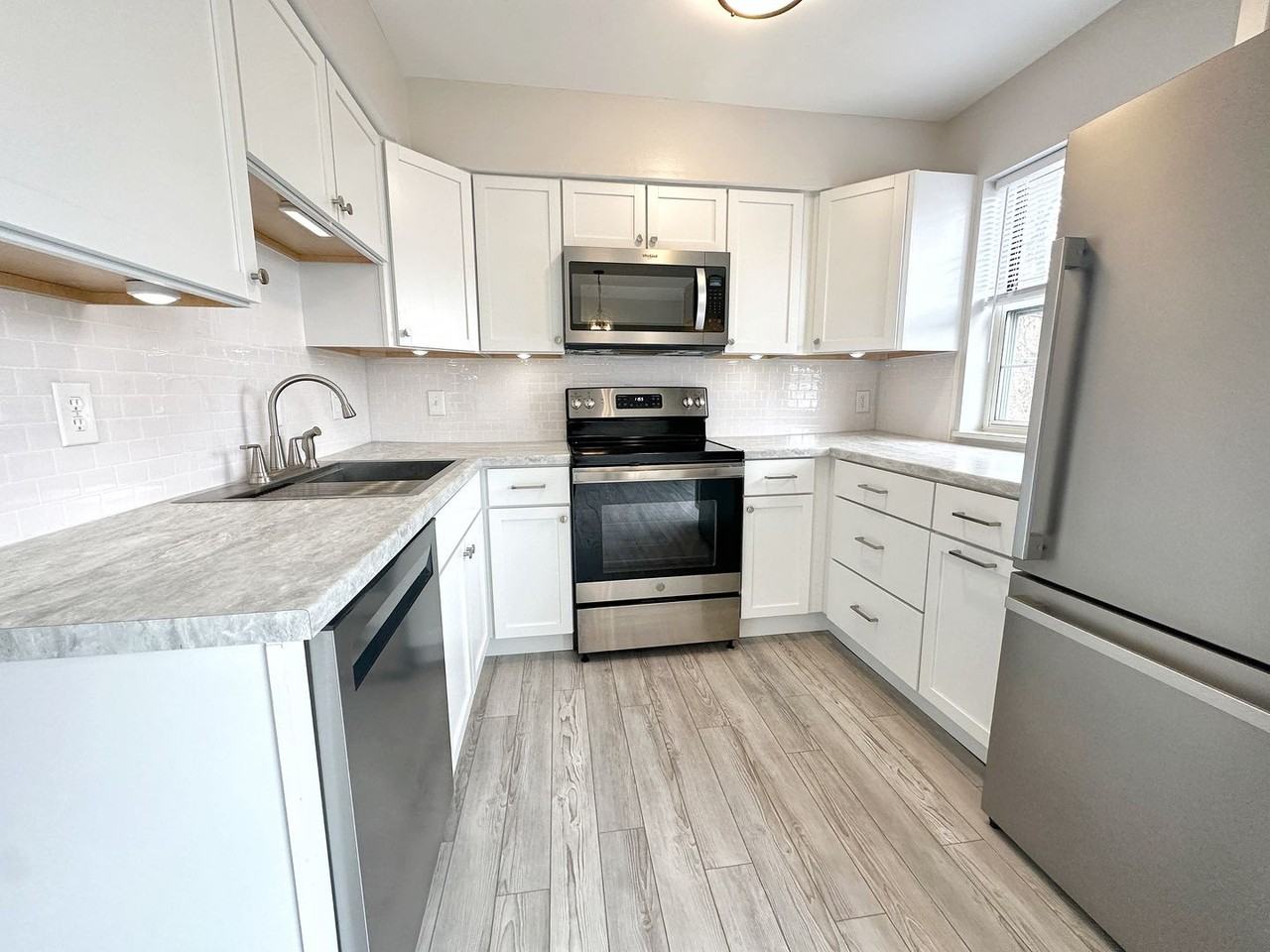 81 Woodlake Ct #B - Photo 2 of 12