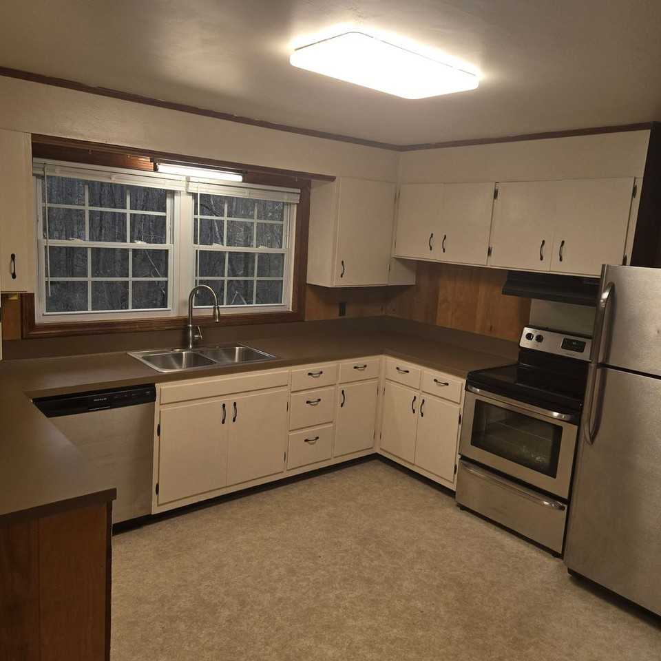 380 Edgefield Rd - Photo 3 of 10