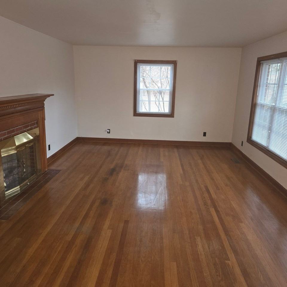 380 Edgefield Rd - Photo 2 of 10