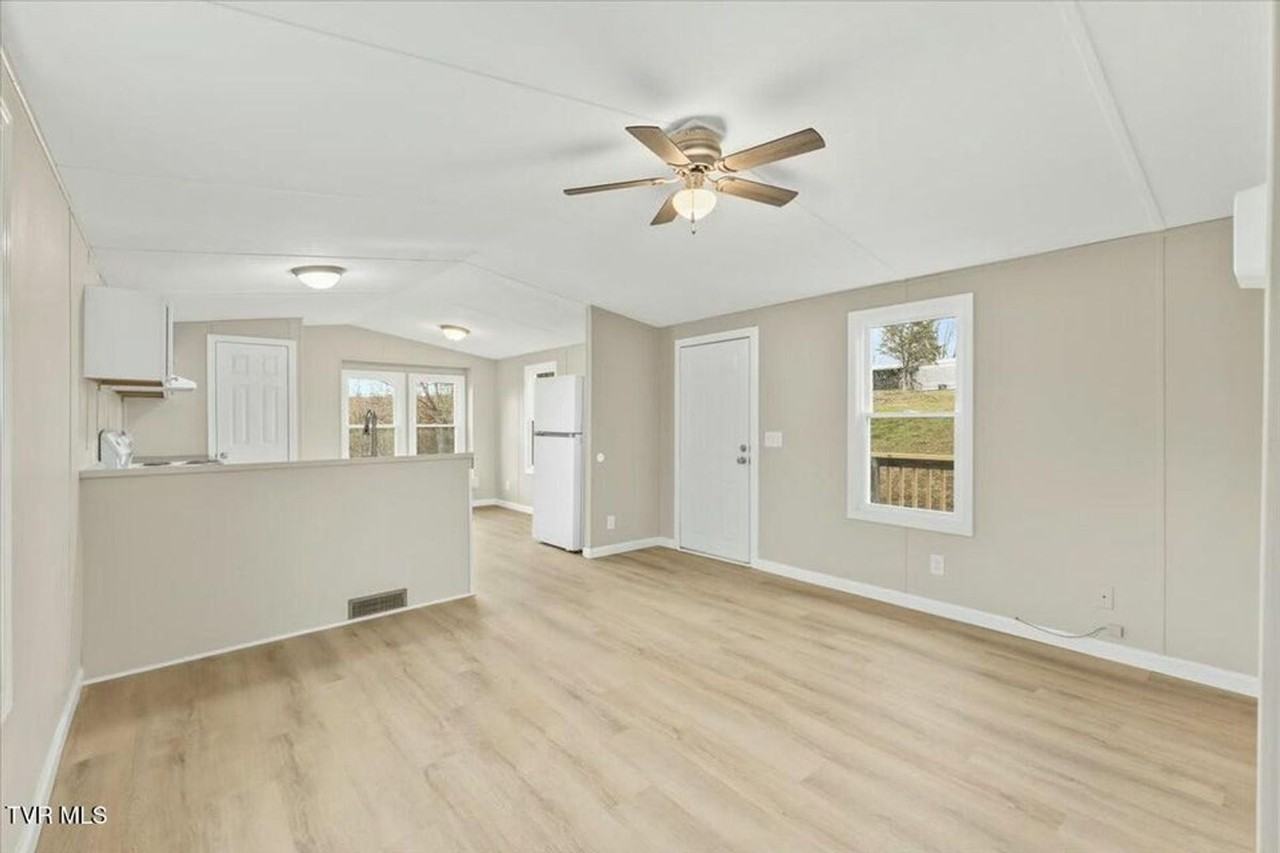 105 Greenfields Dr - Photo 2 of 18