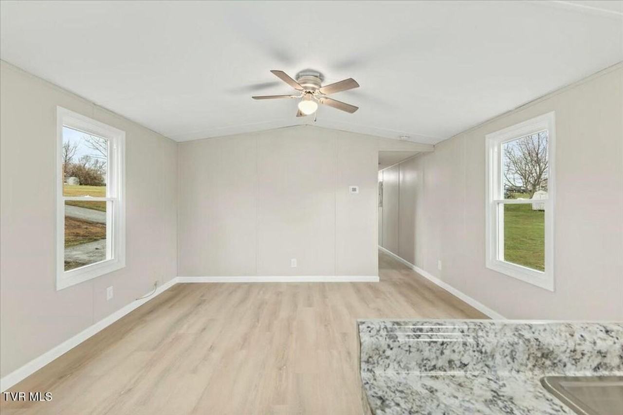 105 Greenfields Dr - Photo 3 of 18