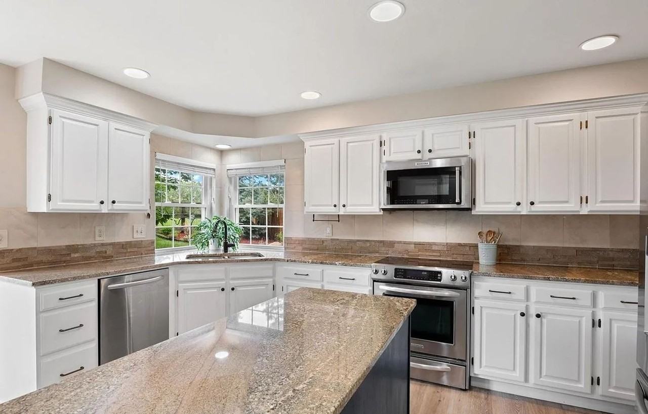 318 Clare Dr - Photo 5 of 32