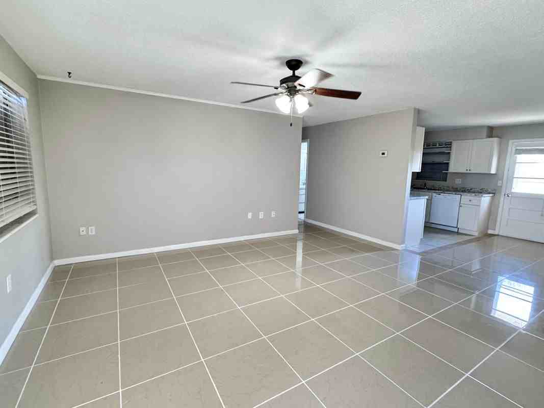 1203 Se 8th Ave - Photo 2 of 12