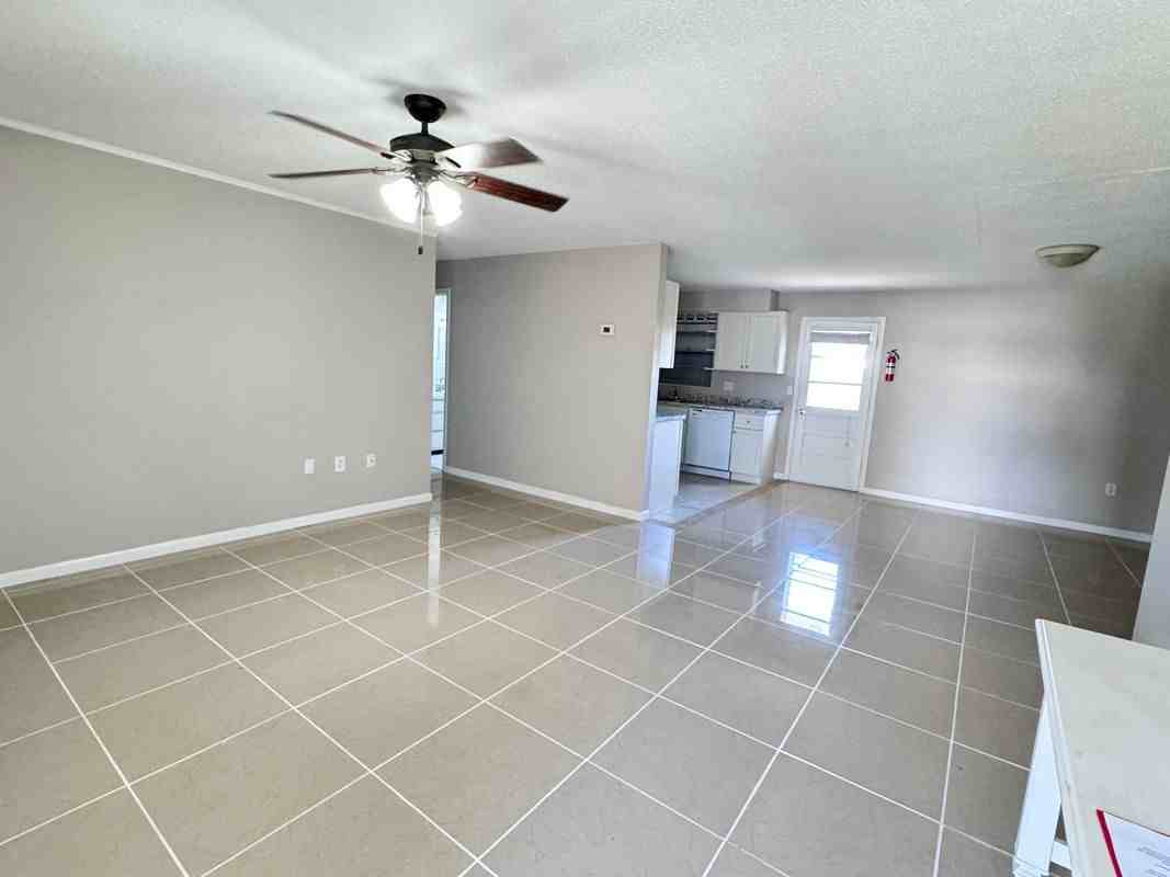 1203 Se 8th Ave - Photo 3 of 12