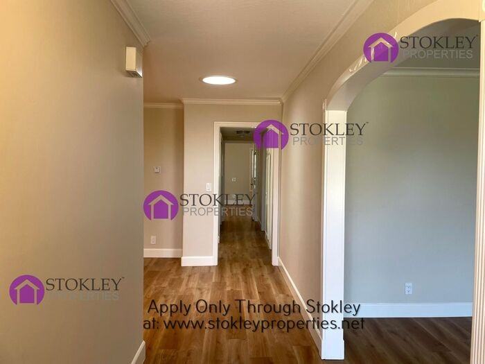 1055 Alfred Ave - Photo 3 of 30
