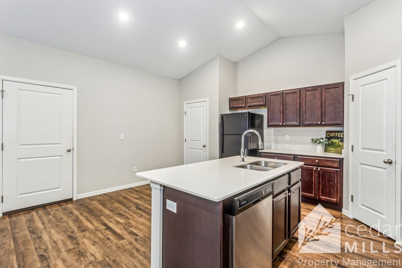 432 S Longbranch Dr - Photo 3 of 14