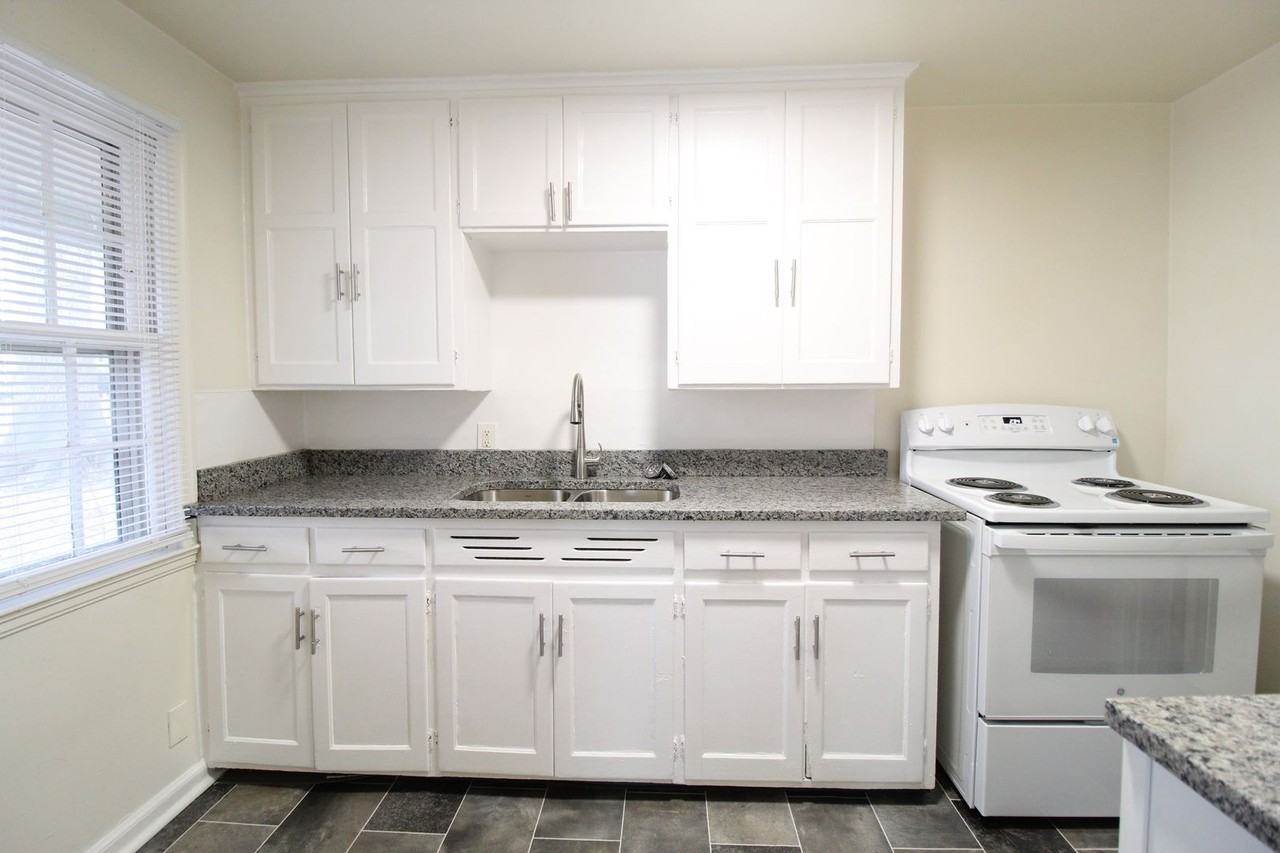 4401 S Parkway Dr - Photo 3 of 8