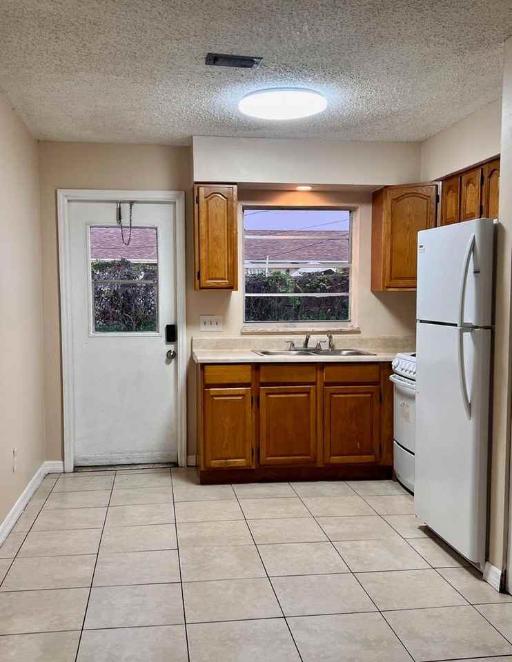 5004 La Salle St #B - Photo 3 of 8