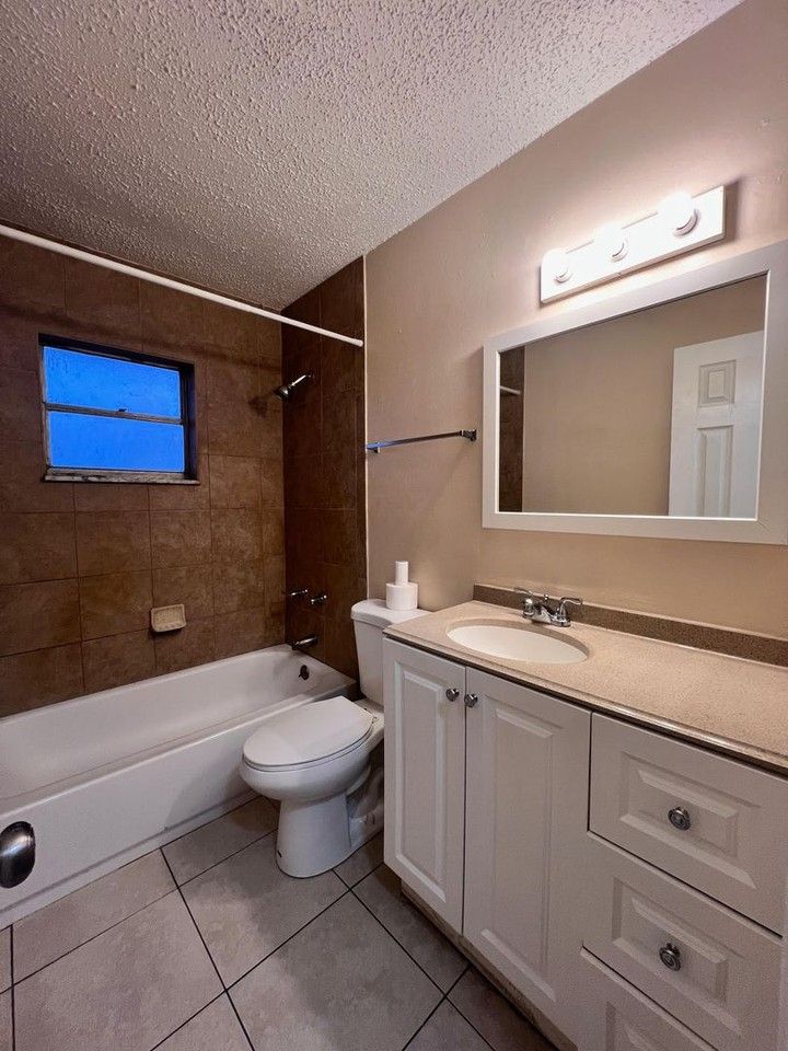 5004 La Salle St #B - Photo 5 of 8