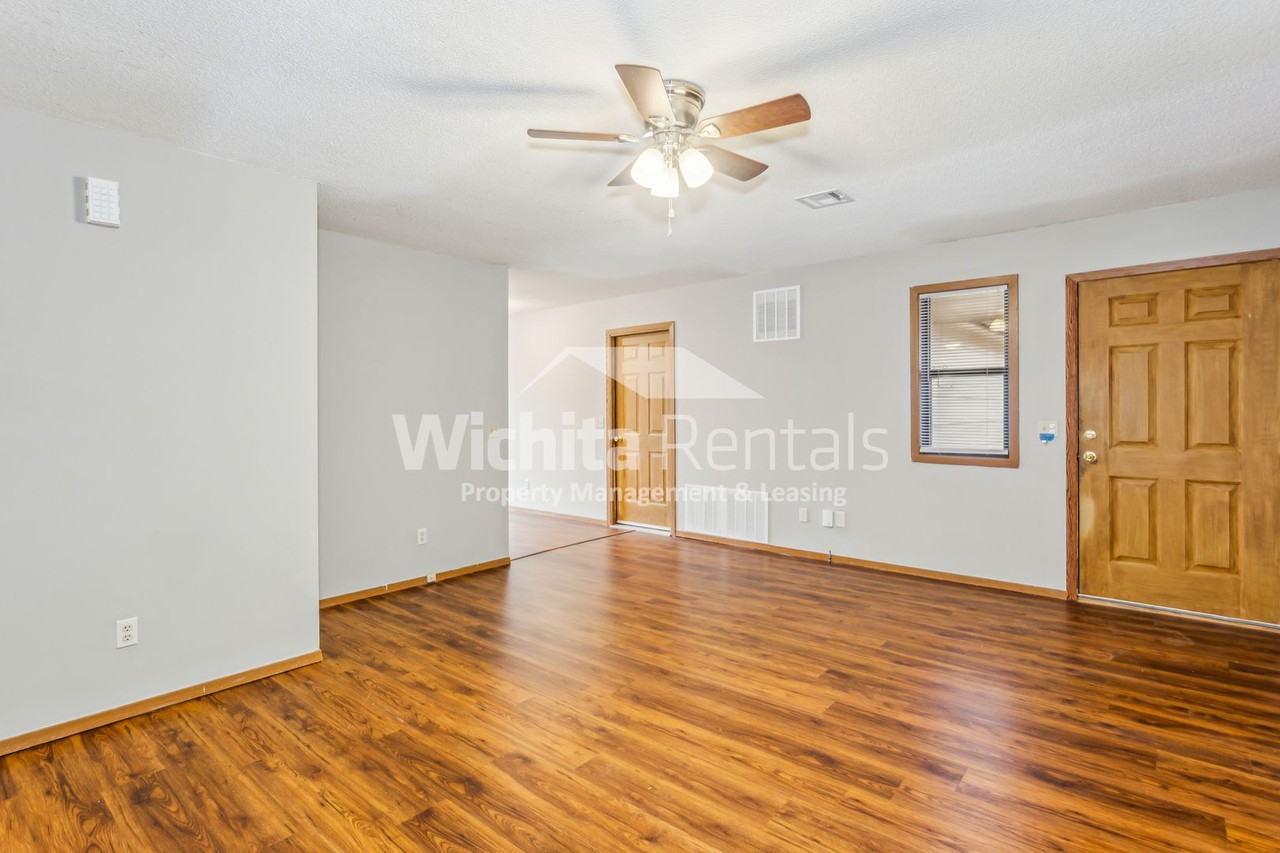 223 W Overlook Dr - Photo 4 of 14