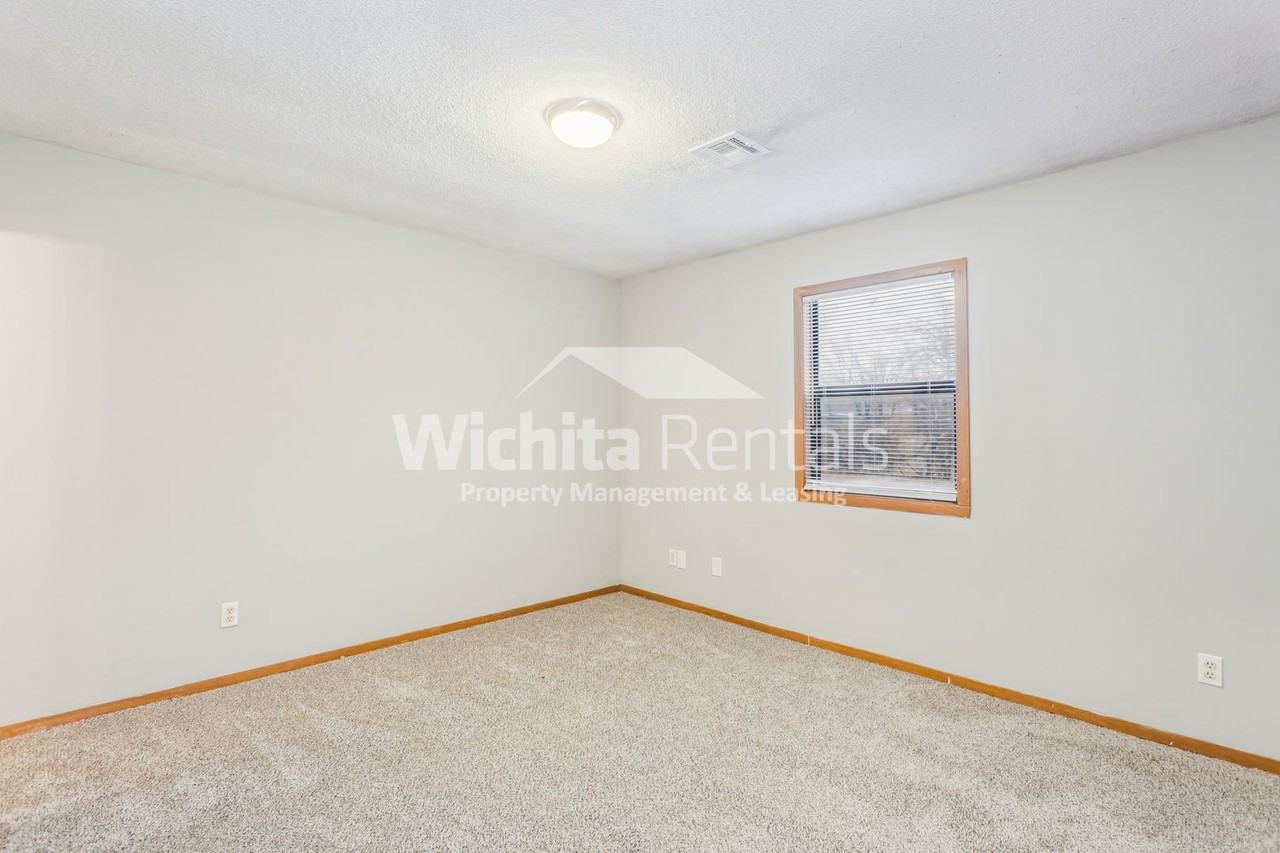 223 W Overlook Dr - Photo 7 of 14