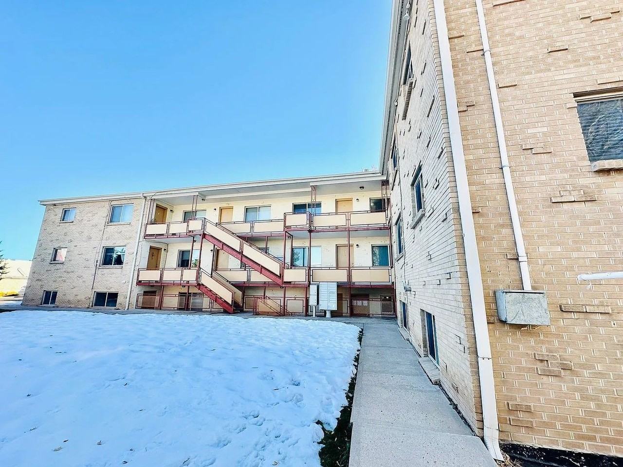 Royal Oaks Apartments - Photo 2 of 11