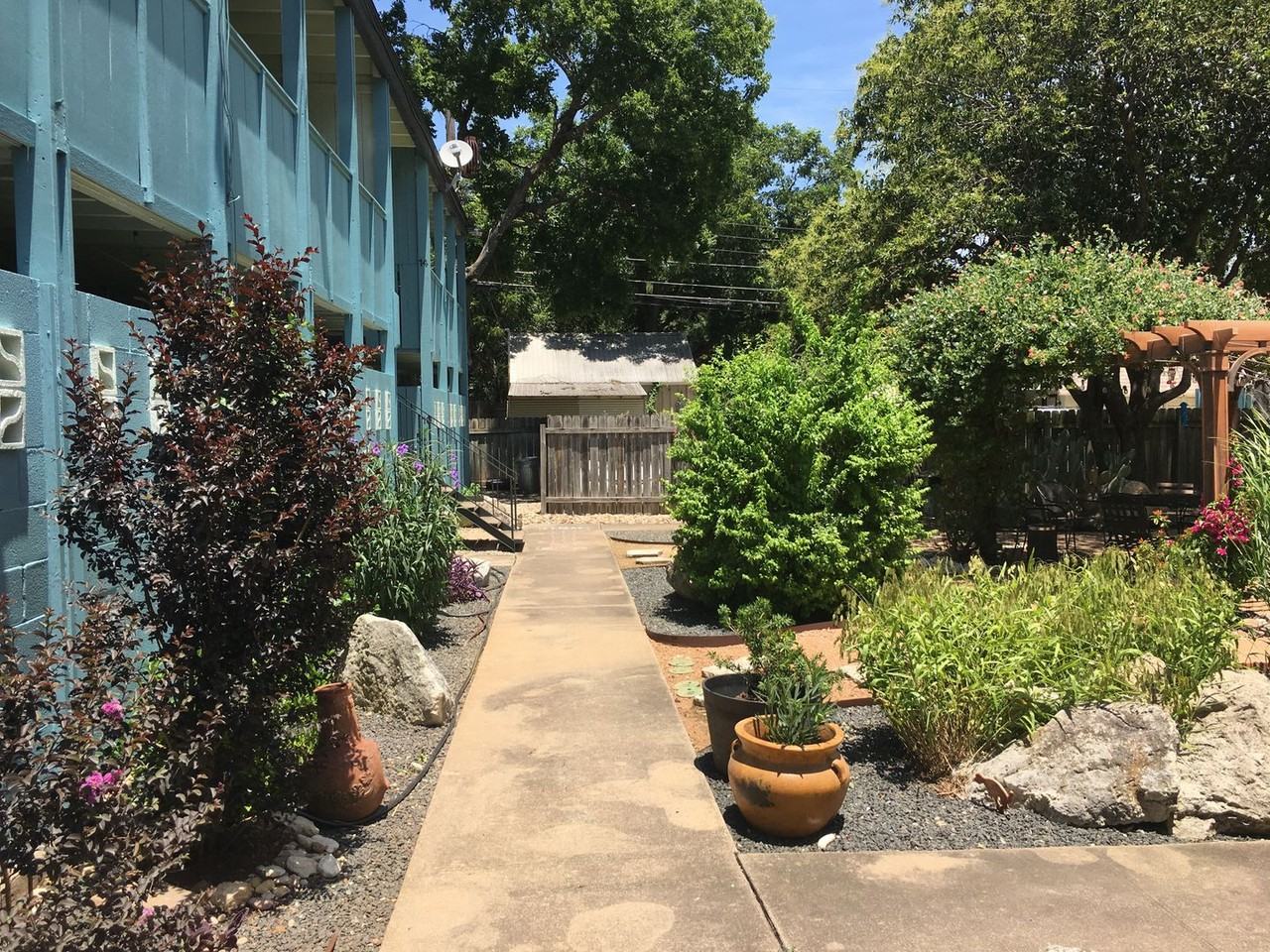 1808 W 35th St #14 - Photo 7 of 14