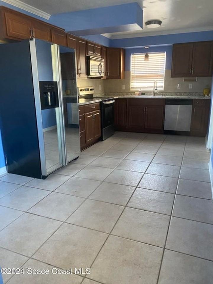 2725 Starlight Dr - Photo 3 of 10