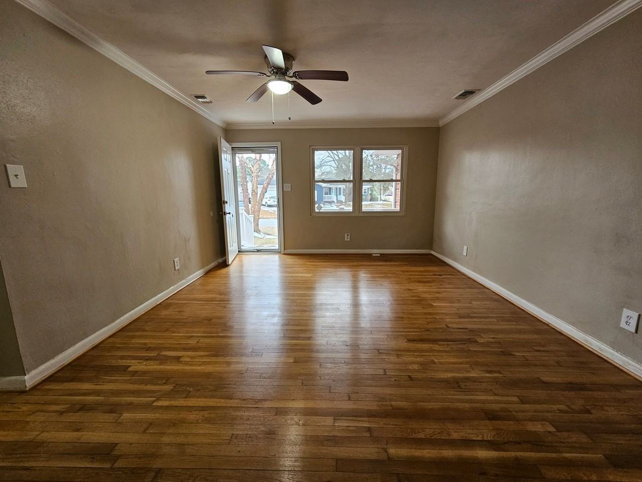 1540 Selden St - Photo 3 of 25