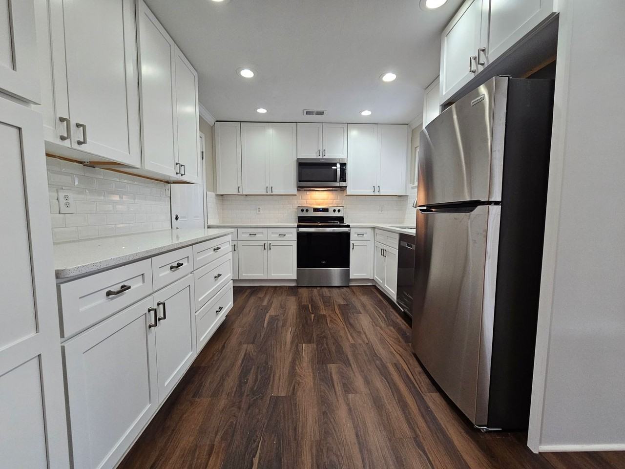 1540 Selden St - Photo 5 of 25