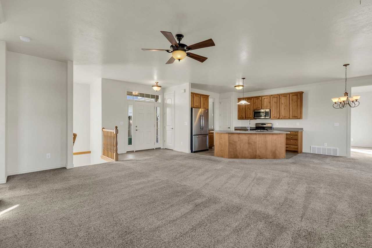 832 E Michie Ln - Photo 5 of 34