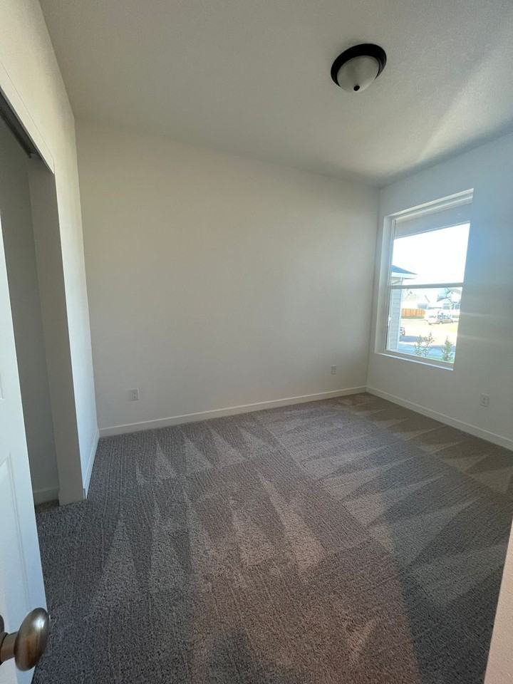 1820 N Chinook Ln - Photo 2 of 11