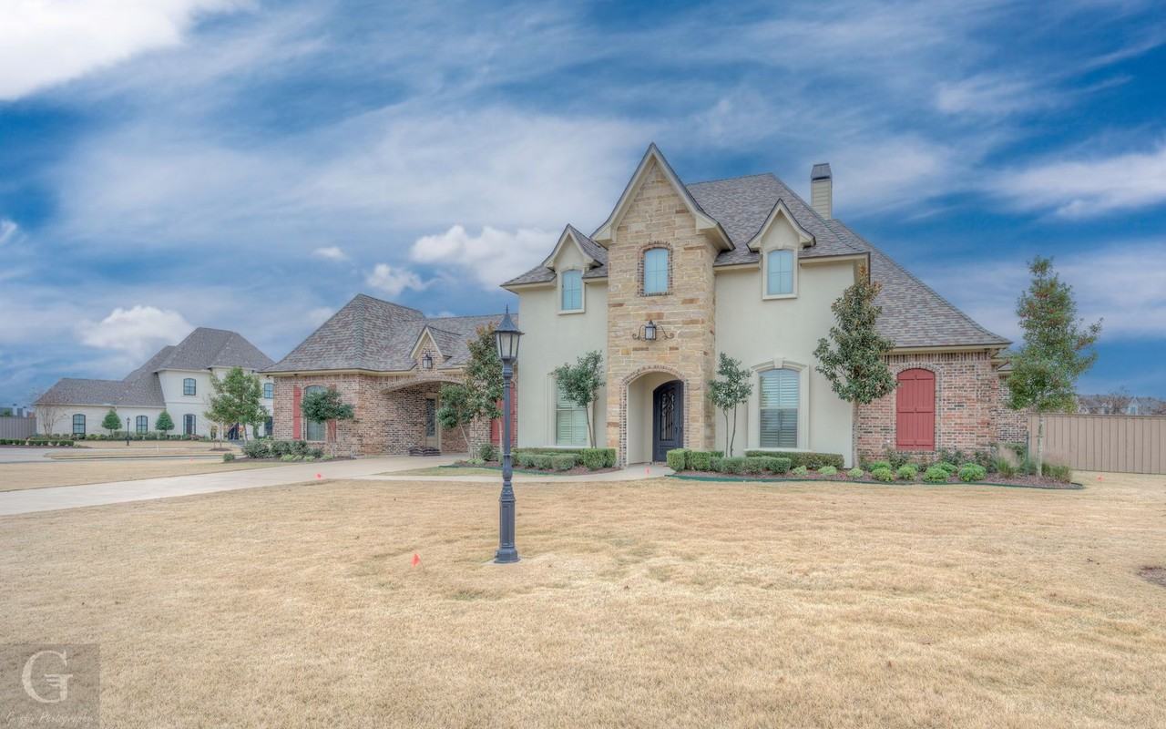 301 Grist Mill Dr - Photo 2 of 33