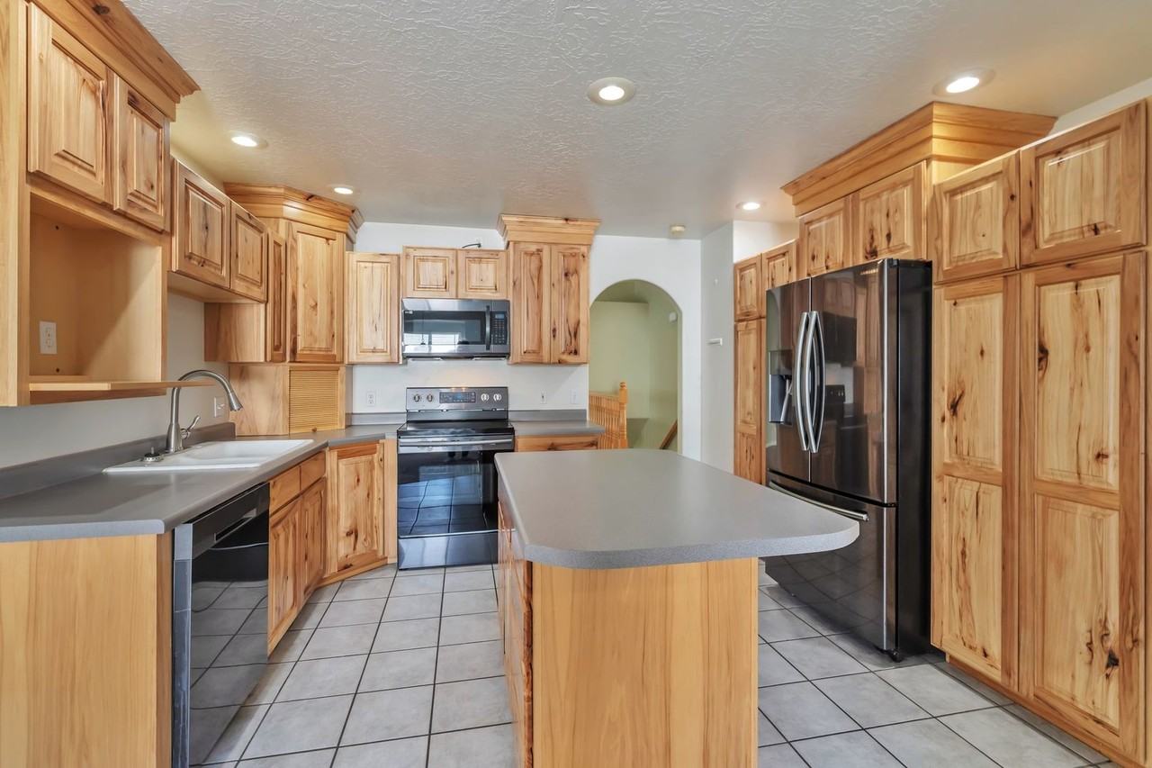 426 W 2700 S - Photo 2 of 30