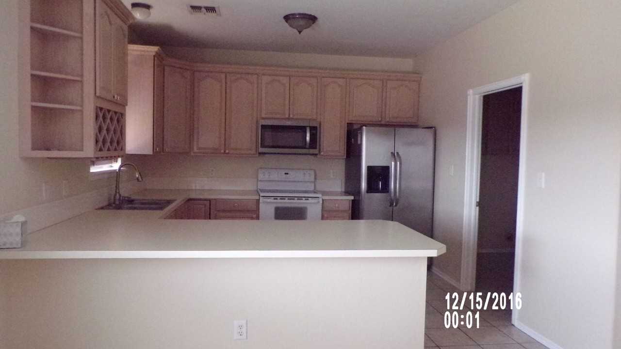 829 Huddleston Dr - Photo 3 of 26