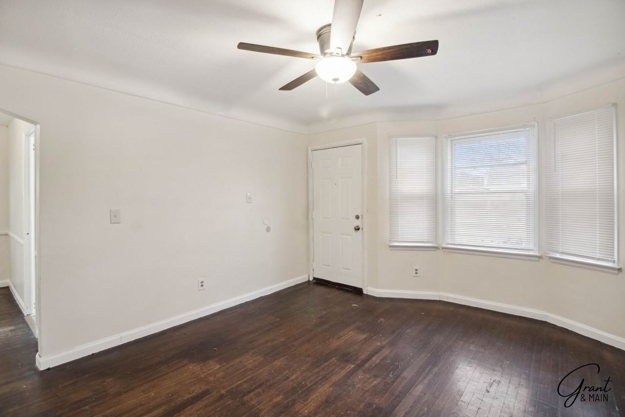 19035 Fielding St - Photo 4 of 17