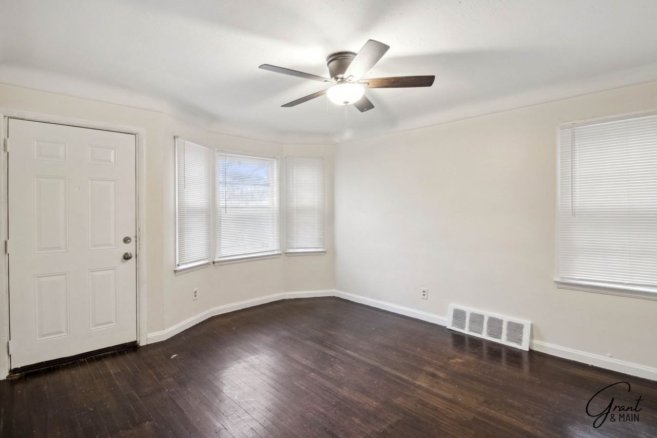 19035 Fielding St - Photo 5 of 17
