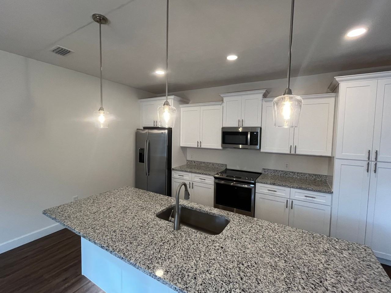 234 Sw Cherry Blossom Way - Photo 3 of 13