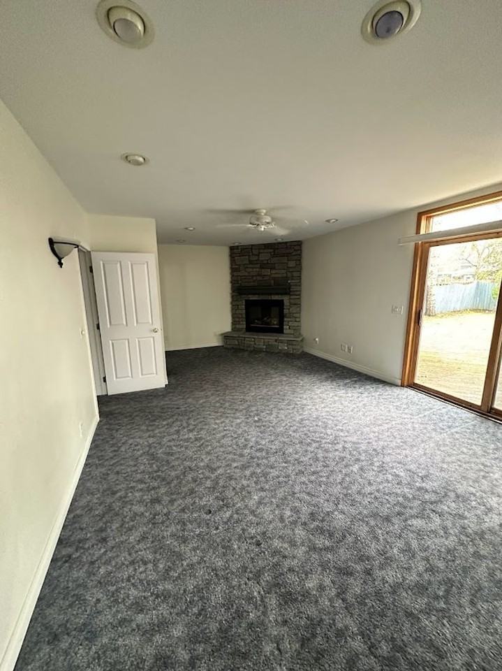 1007 Dewey Ave Ne - Photo 4 of 10