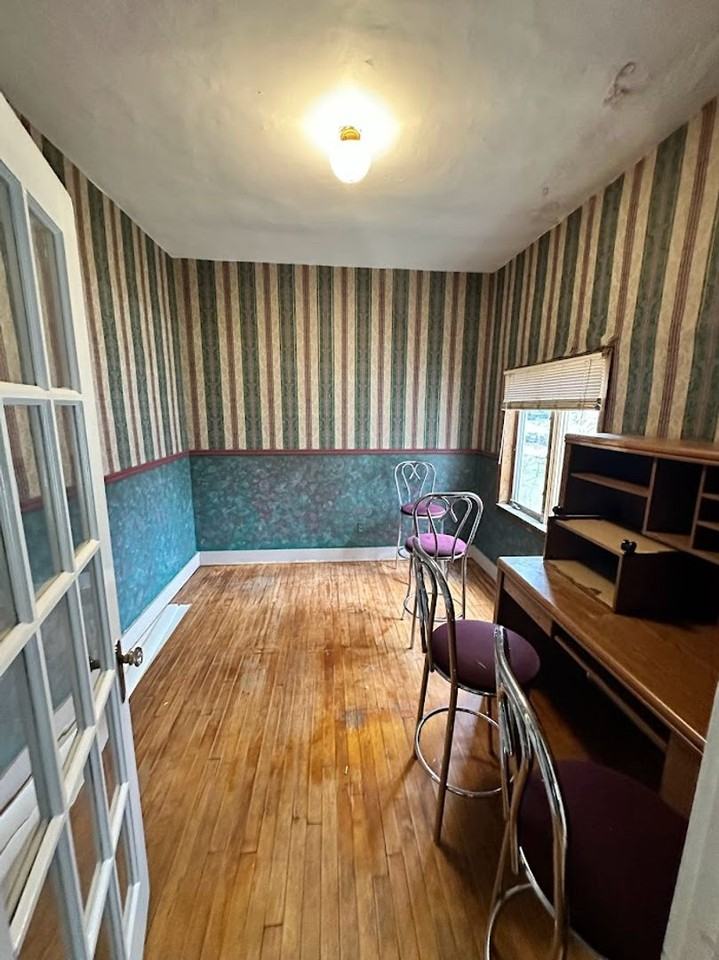 1007 Dewey Ave Ne - Photo 5 of 10