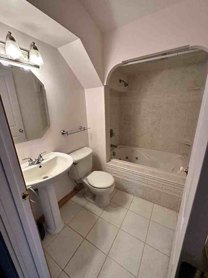 1007 Dewey Ave Ne - Photo 7 of 10