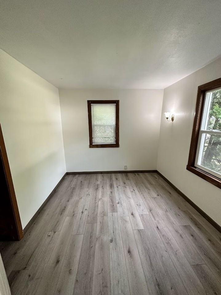 1427 Bixby Ave Ne - Photo 4 of 8