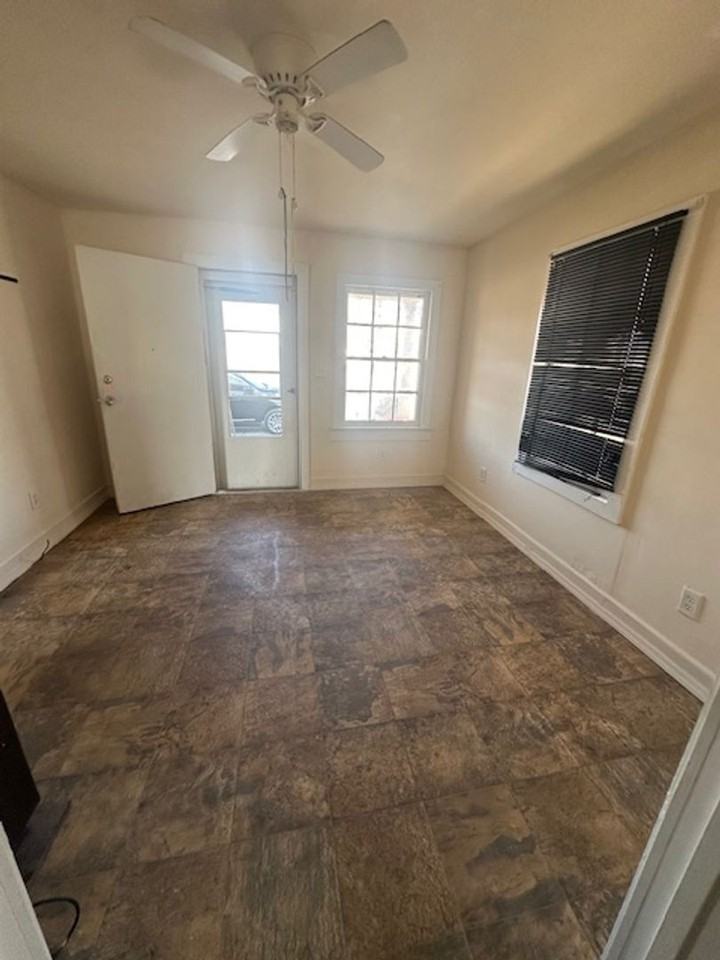 403 E North St - Photo 2 of 10