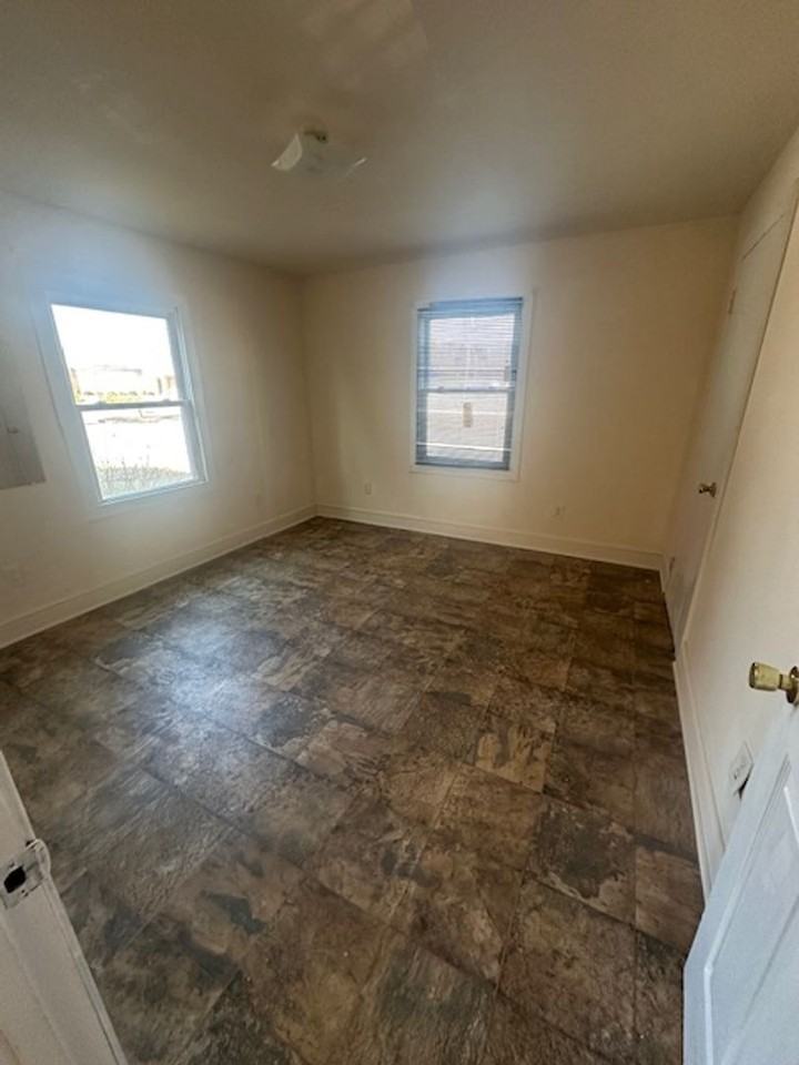 403 E North St - Photo 3 of 10