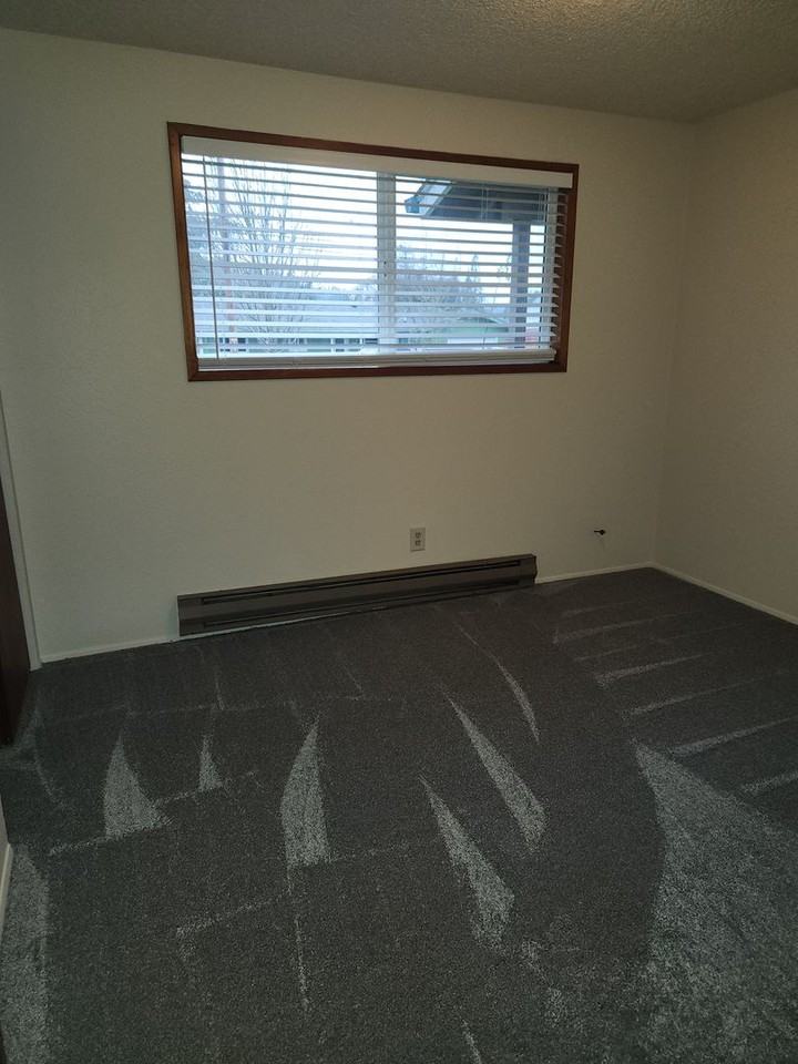 615 8th Ave - Photo 6 of 17