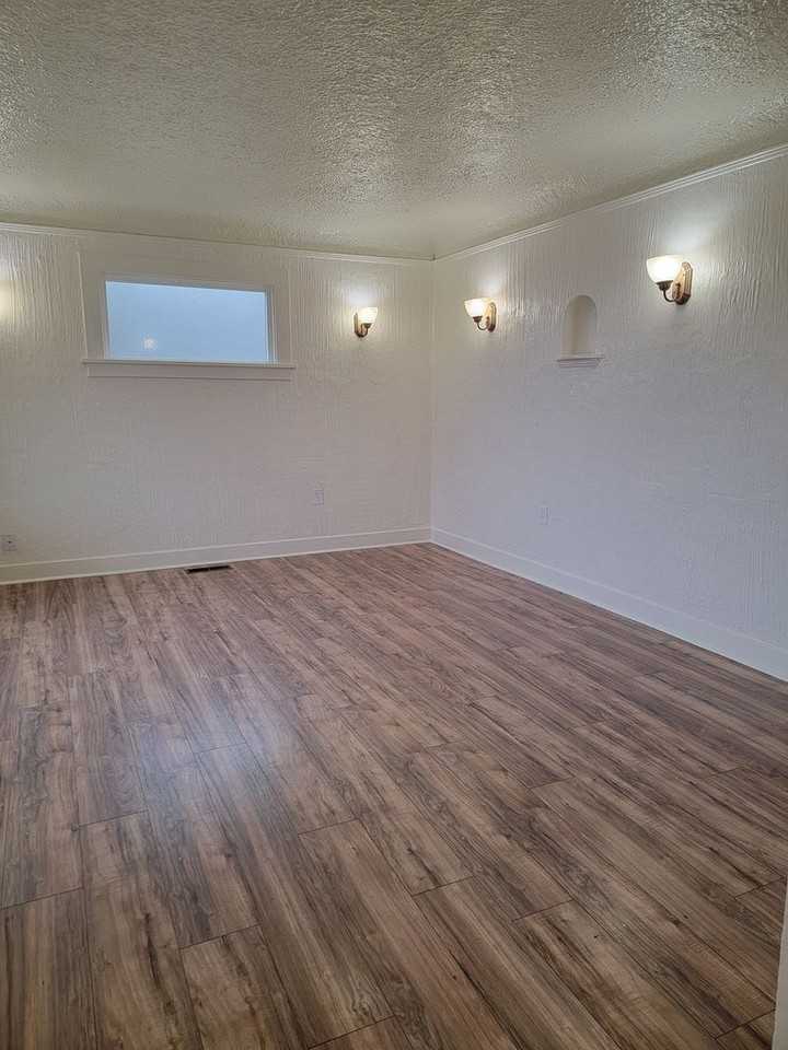 816 W Poplar St - Photo 2 of 11