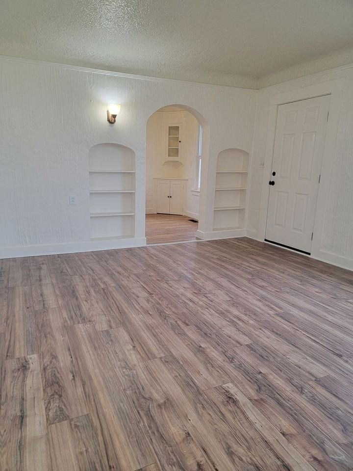 816 W Poplar St - Photo 3 of 11