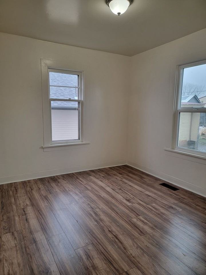 816 W Poplar St - Photo 4 of 11