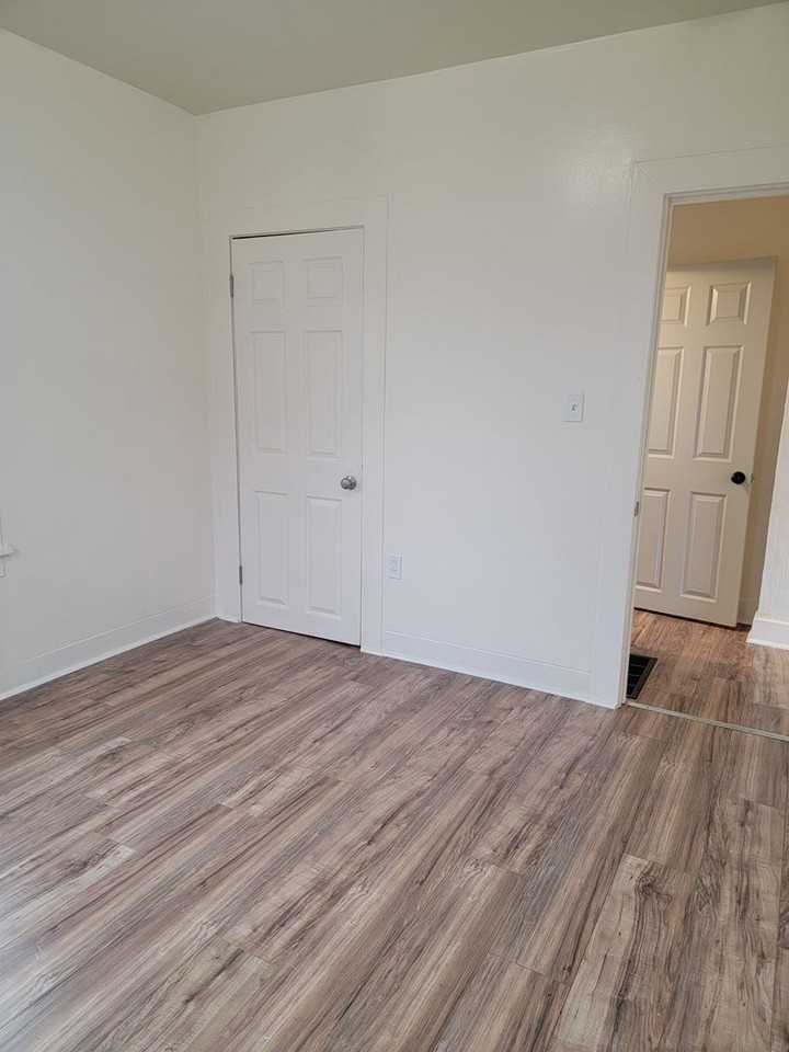 816 W Poplar St - Photo 5 of 11