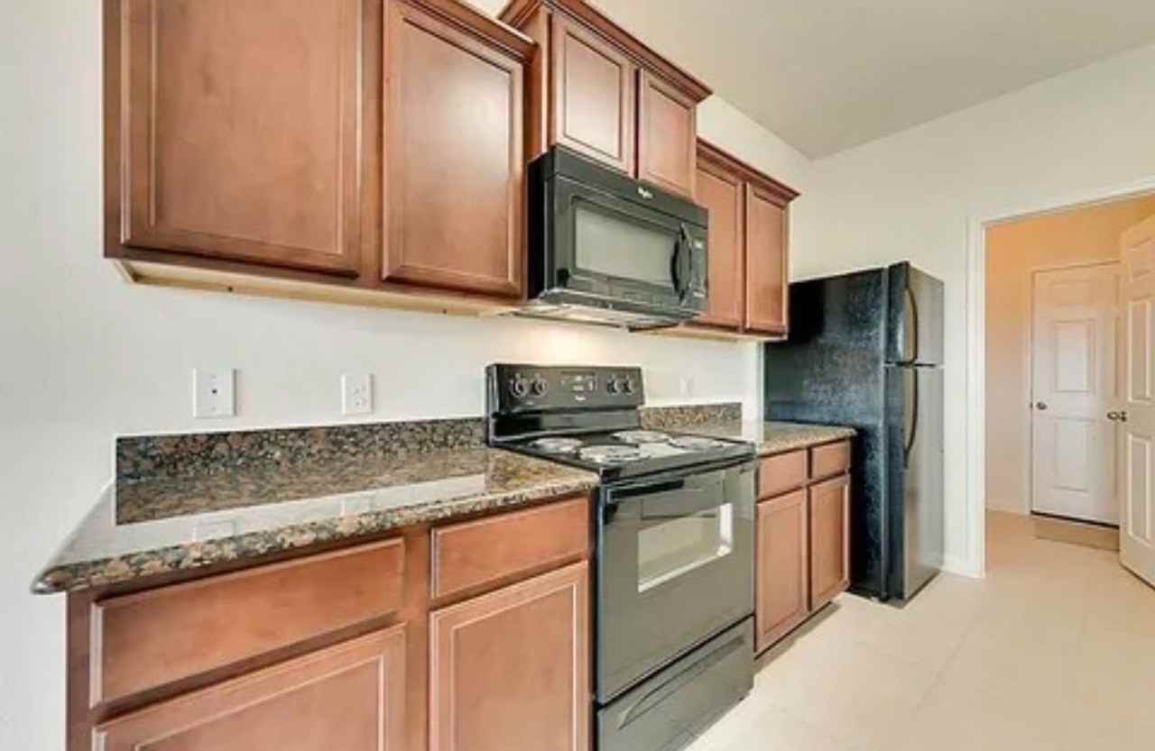 2403 Tracy Ln - Photo 3 of 16