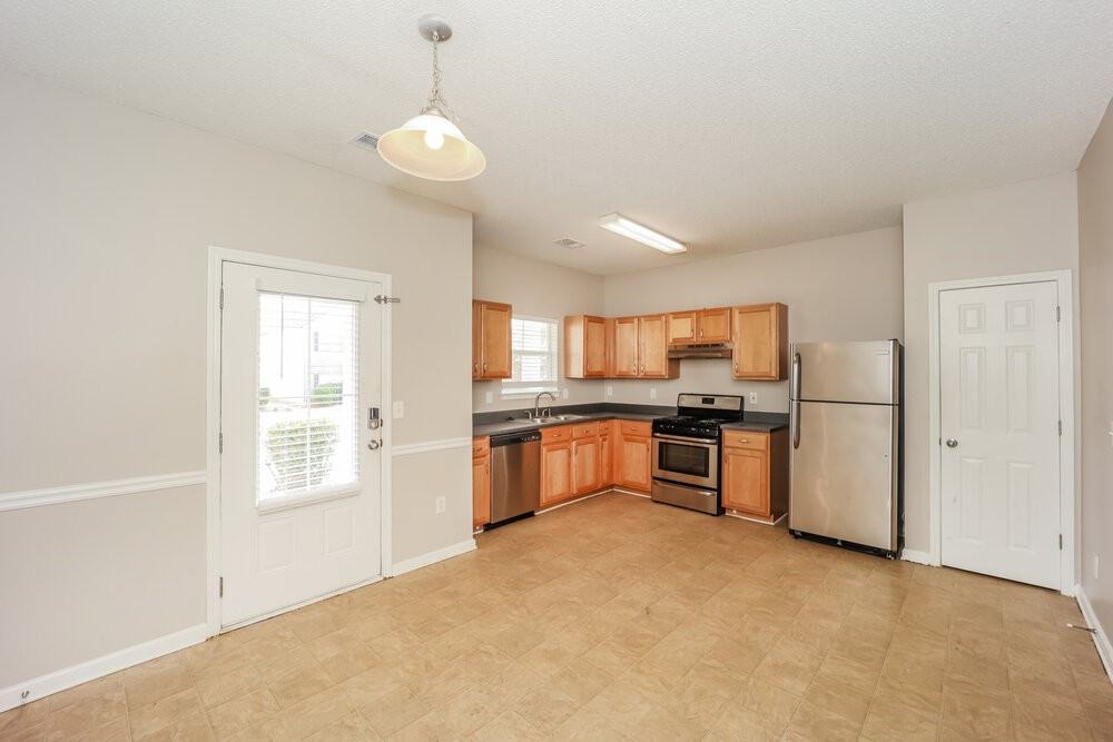 158 Stillwood Dr - Photo 5 of 17