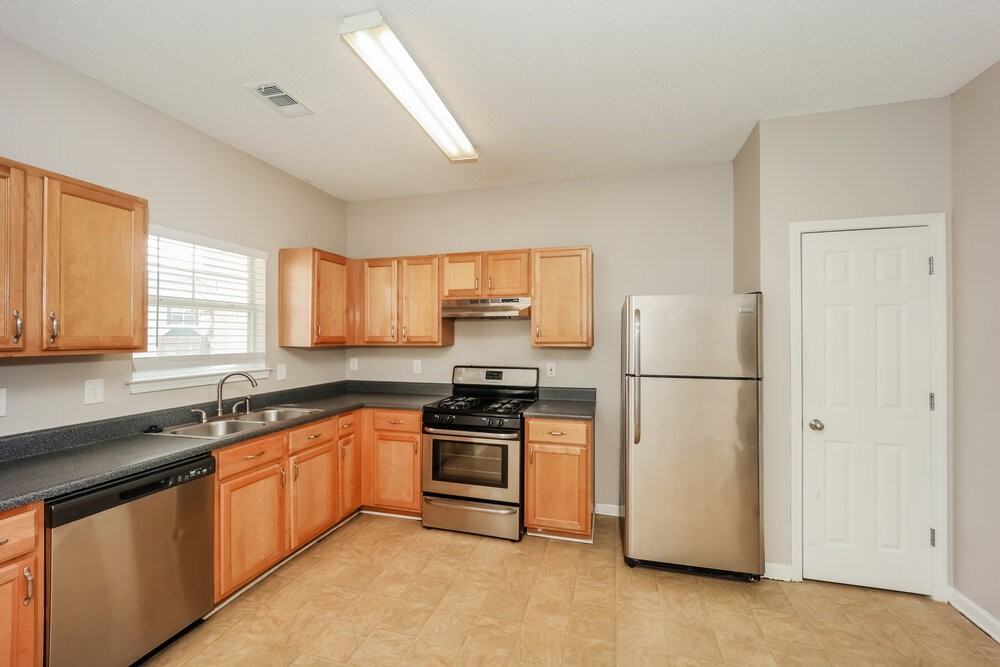 158 Stillwood Dr - Photo 7 of 17