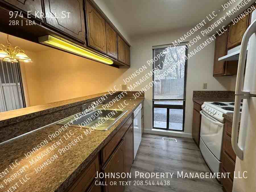 974 E Krall St - Photo 2 of 13