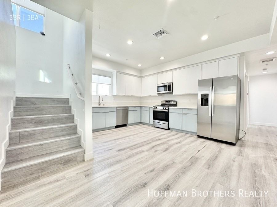 607 W 41st Pl