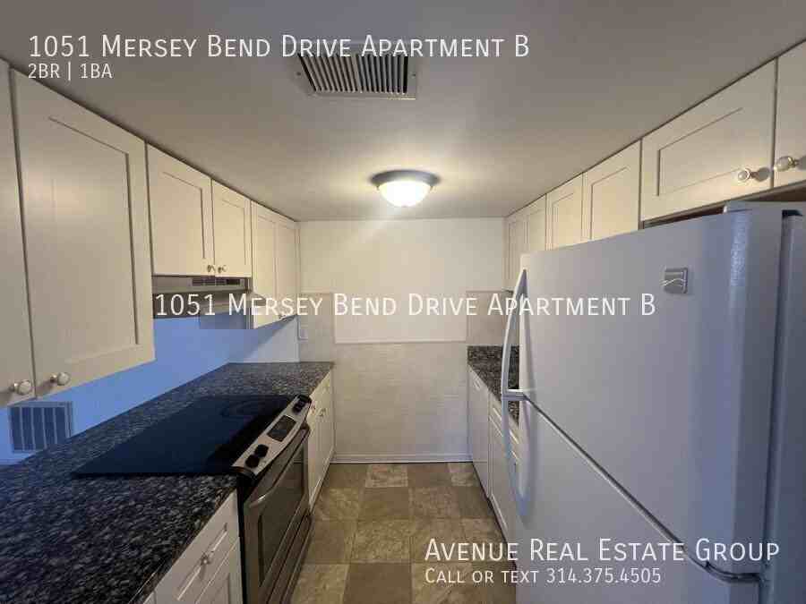 1051 Mersey Bend Dr Apt B - Photo 3 of 14