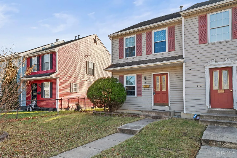 114 Gloucester Ave - Photo 3 of 18