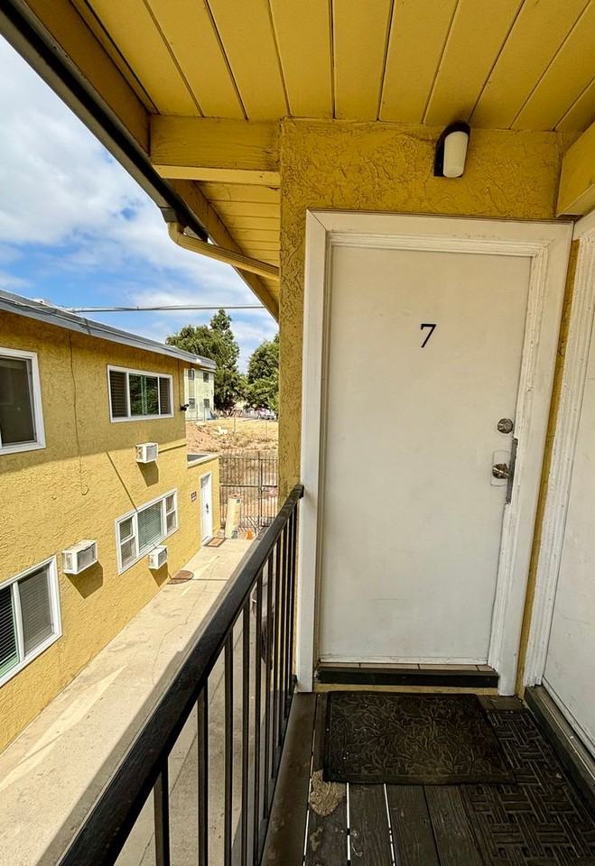 3260 1/2 Greely Ave - Photo 3 of 16